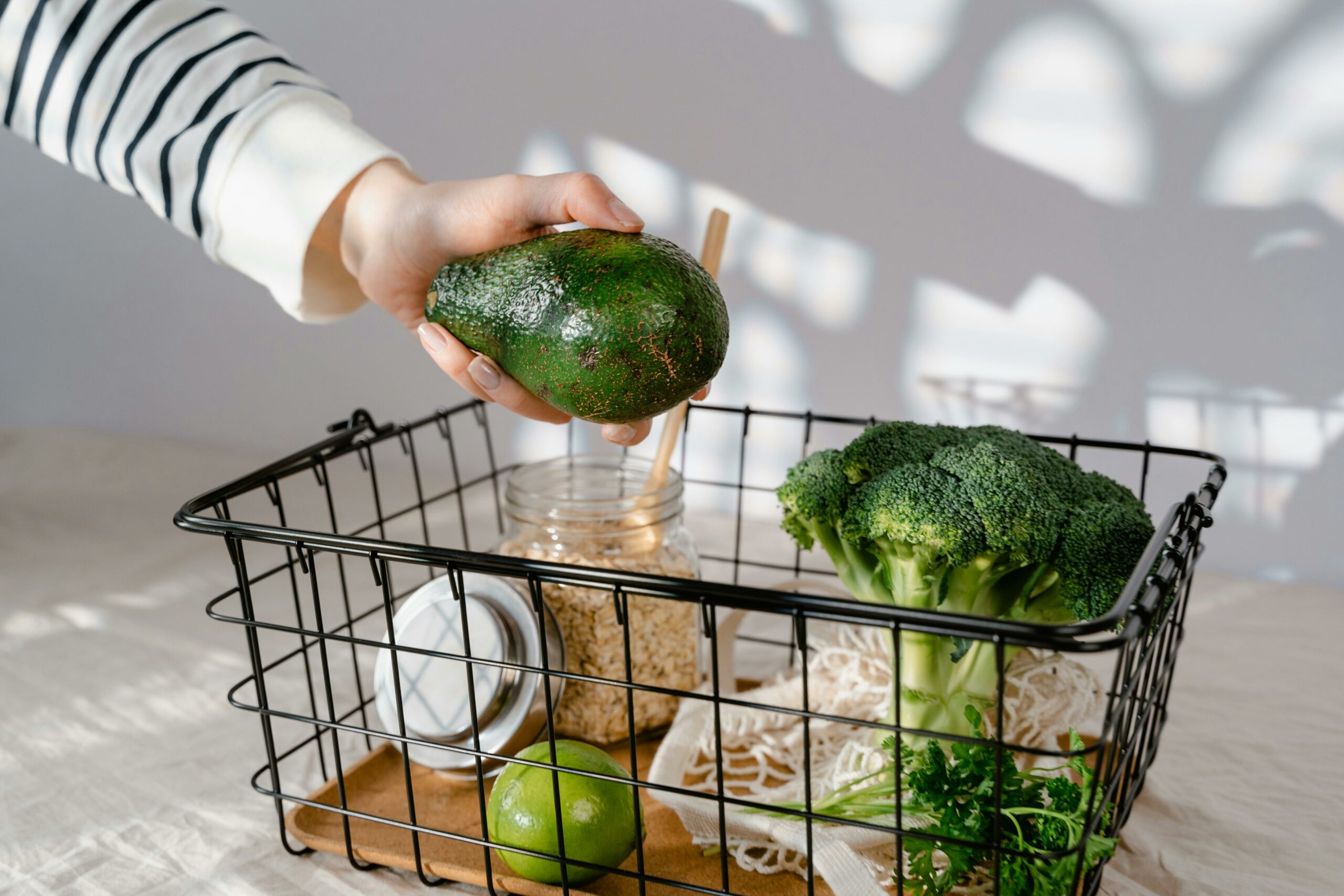 Kostenloses Stock Foto zu avocado, essen, festhalten